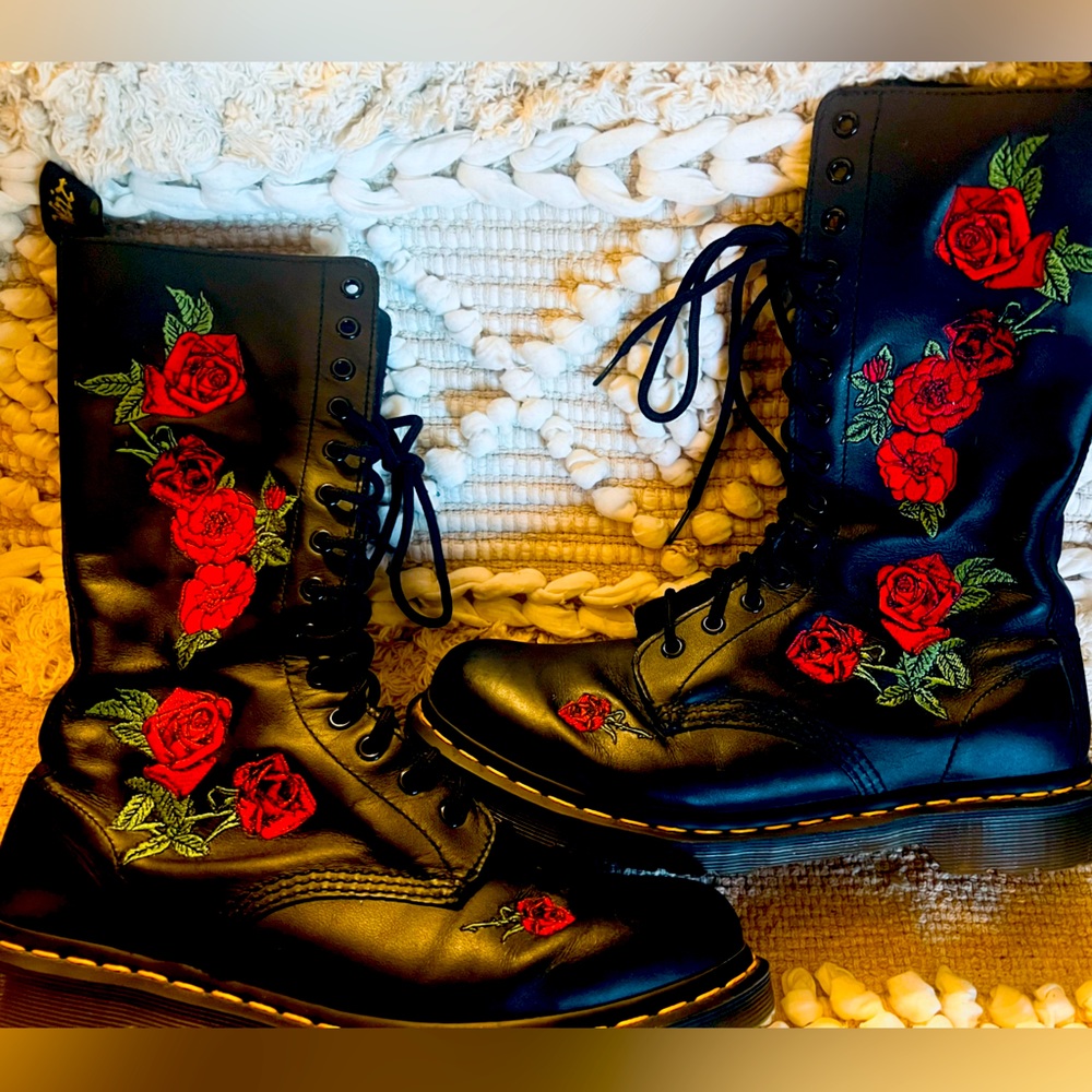 Doc Martens Embroidered roses Style: “Vonda” boots